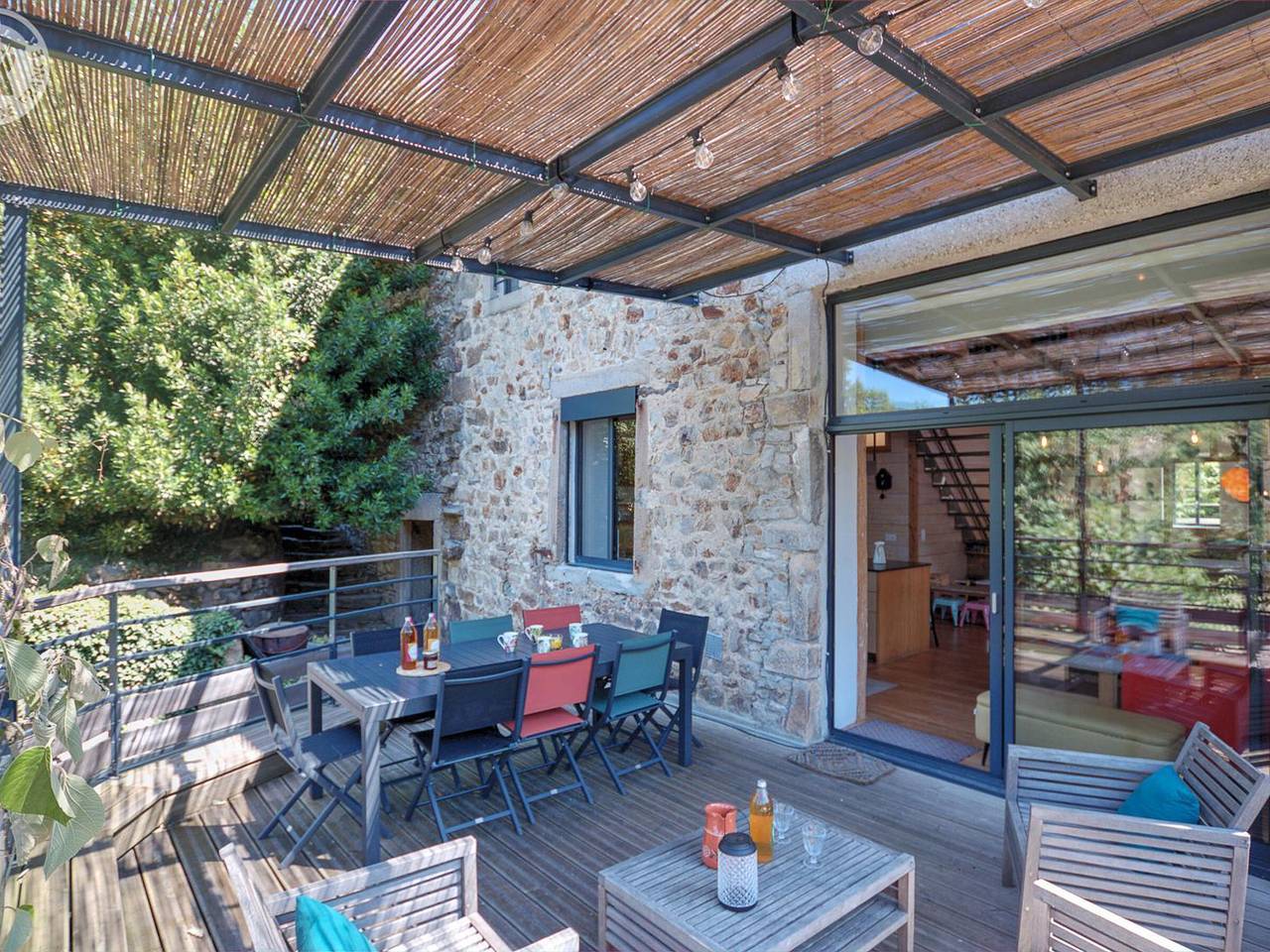 Gîte charmant avec terrasse, billard, et animaux acceptés in Doizieux, Parc Naturel Régional du Pilat