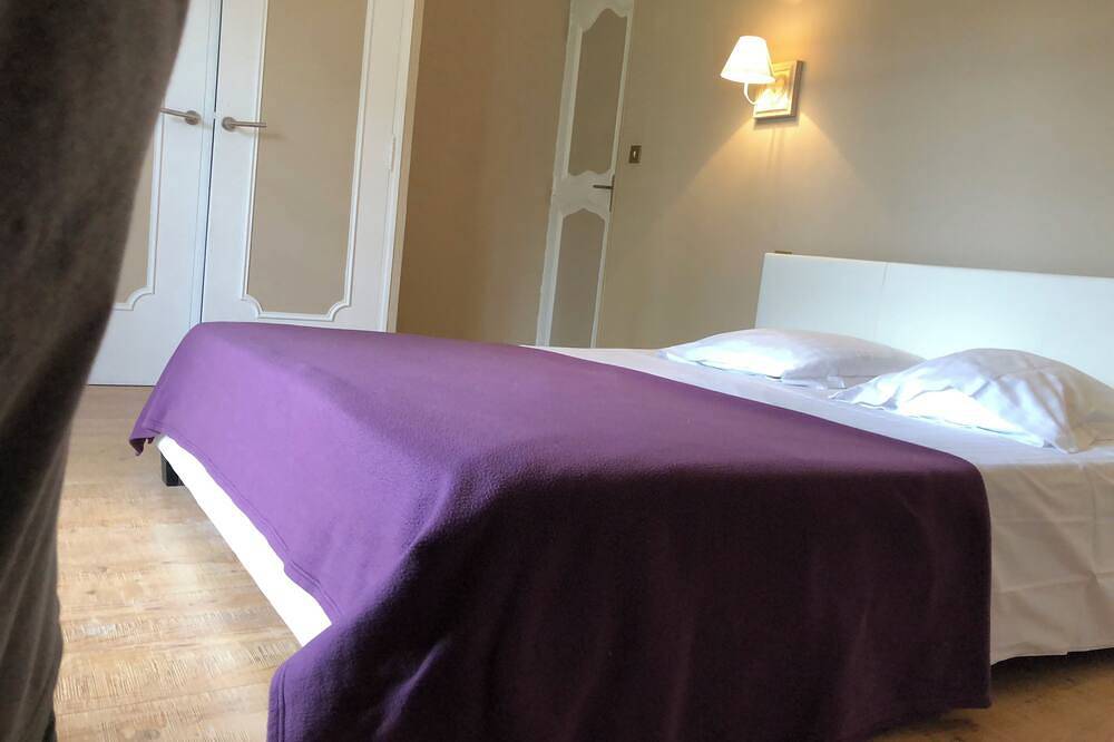 Charming house that sleeps 10—luxury—with a pool and air conditioning in Barjols, Brignoles Region