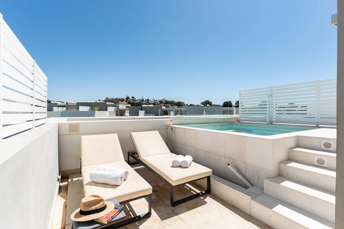 Entire apartment, Apartment 'La Valvega De La Cala Lift Indoor' with Shared Pool, Wi-Fi and Air Conditioning in La Cala de Mijas, Mijas