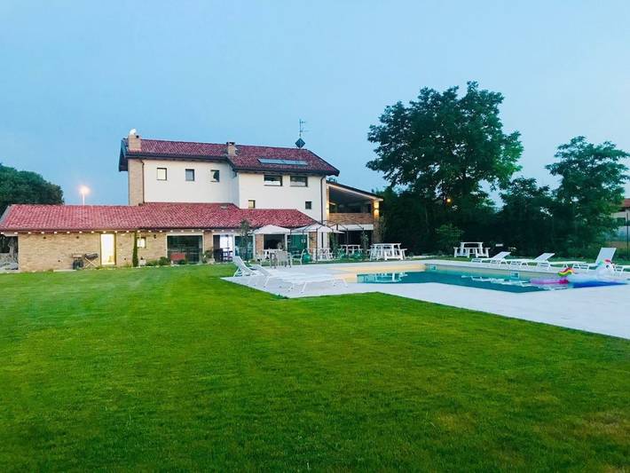 Location de vacances pour 2 personnes, avec Terrasse et Jardin ainsi que Piscine et Vue à Trivignano Udinese