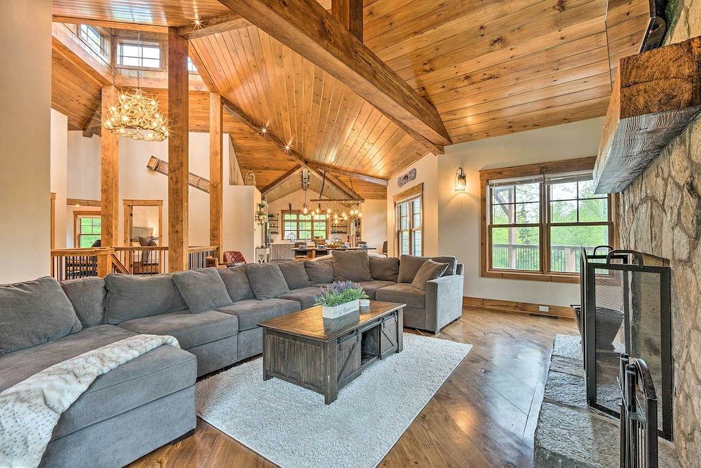 Elegant Mtn Chalet w/ Deck: 1 Mi to Mt Snow! in Dover (VT), Mount Snow