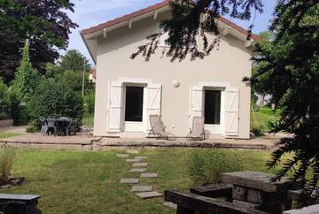 Location de vacances pour 8 personnes, avec vue et jardin à Dole