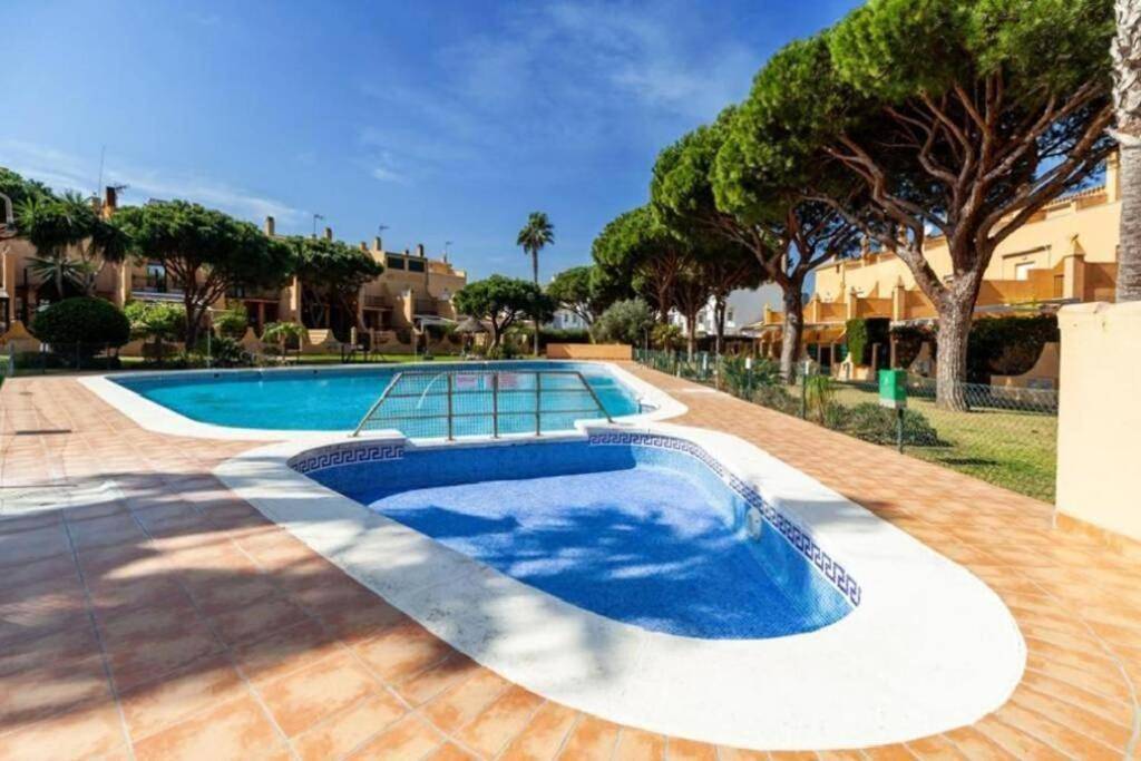 Apartamento entero, Amplio apart con Wifi y Aire Acondicionado a 500 m de la playa La Barrosa in Sancti Petri, Chiclana de la Frontera