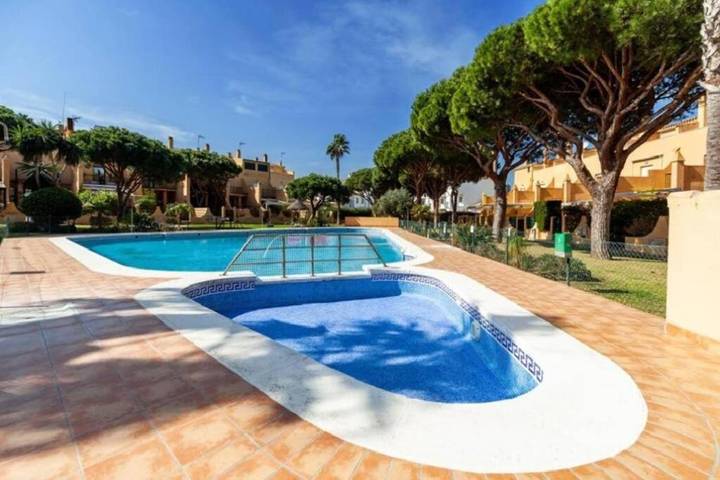 Apartamento de vacaciones para 4 personas, con vistas y piscina además de jardín y piscina para niños - 1