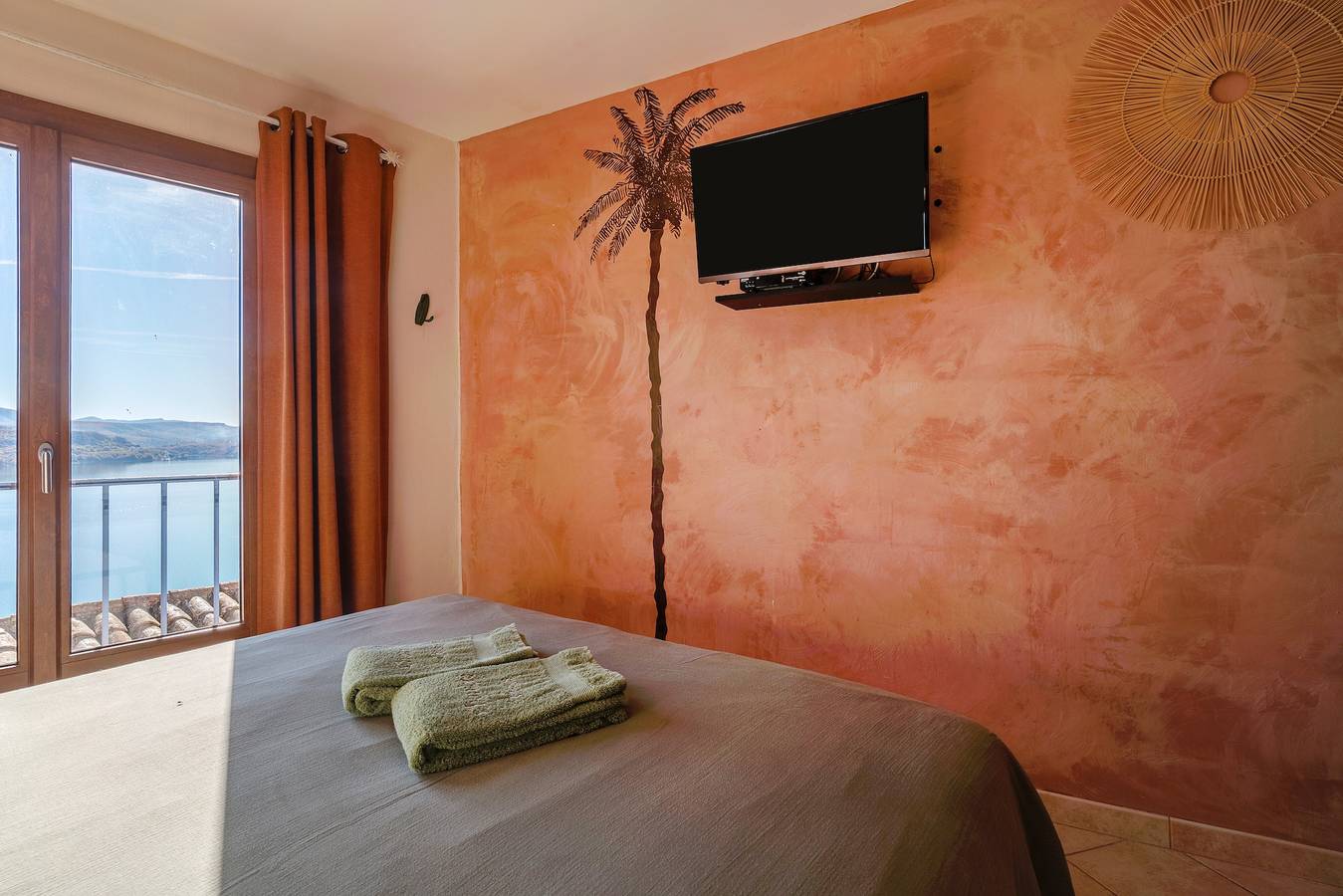 Chambre d’hôtes « Oasis » avec vue sur le lac, Wi-Fi et climatisation in Sainte-Croix-du-Verdon, Gorges du Verdon
