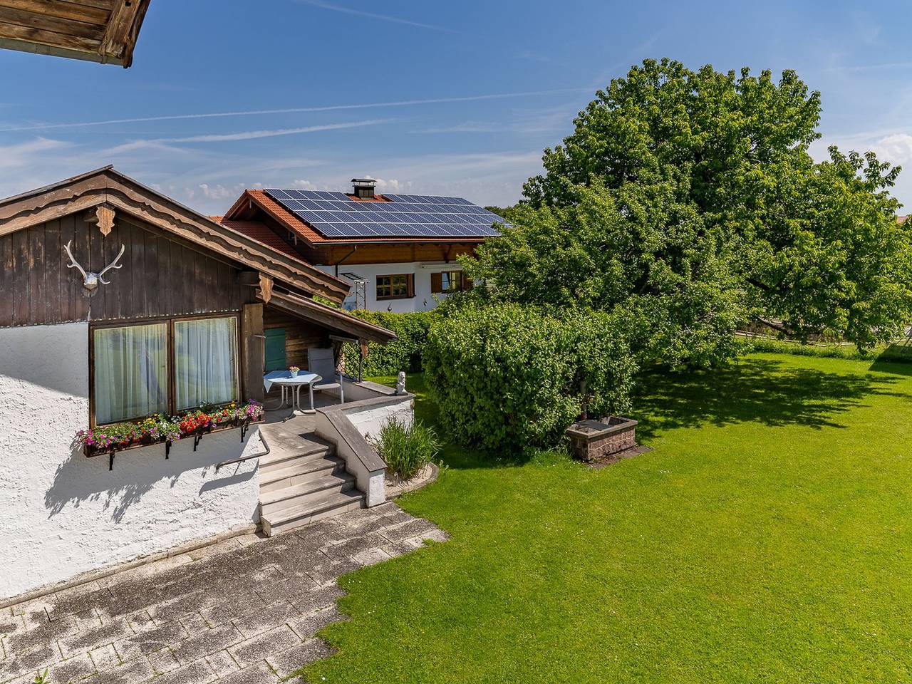 Schweizer Hof Am Golfplatz - Ferienhaus 45 qm, f. 2 Pers., Schlafzimmer, Wohnzimmer, Küche, Südterrasse, gr. Liegewiese, ruhige Lage mit Bergblick. in Grassau, Chiemsee