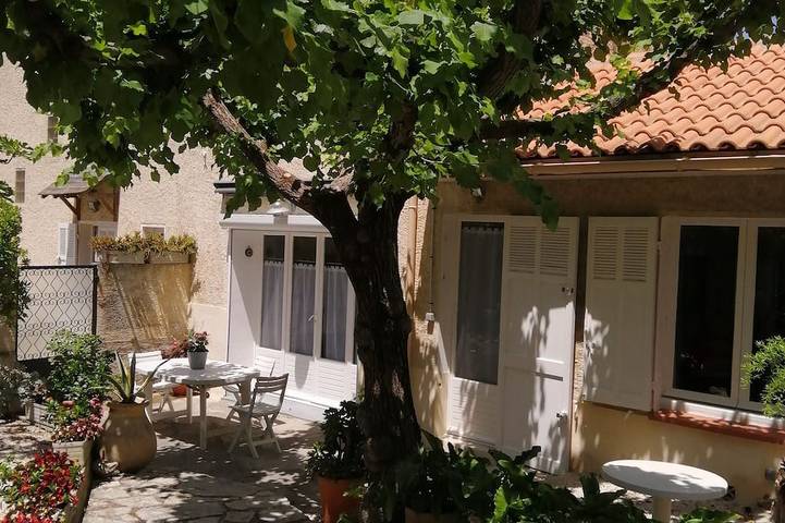 Gîte pour 4 personnes, avec terrasse et jardin dans Plage de la Madrague