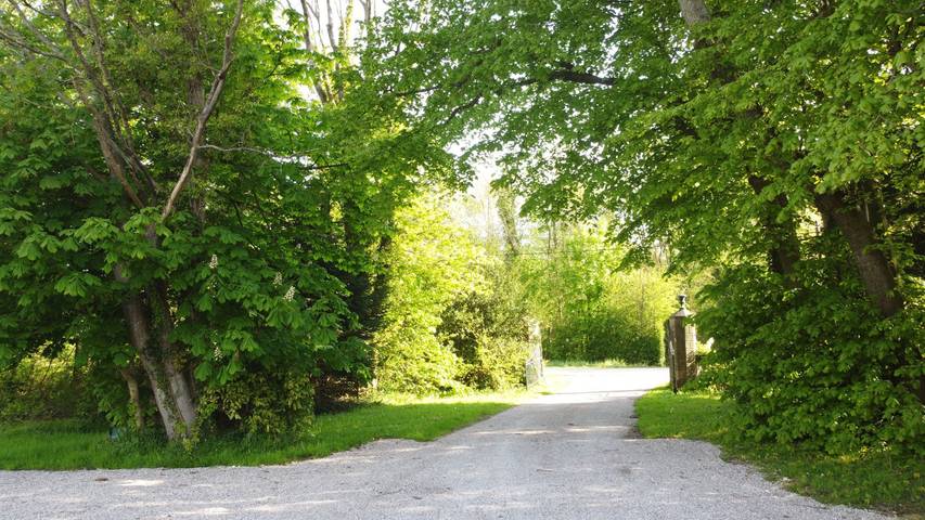 Gîte pour 50 personnes, avec terrasse ainsi que jardin et vue sur le lac en France - 2