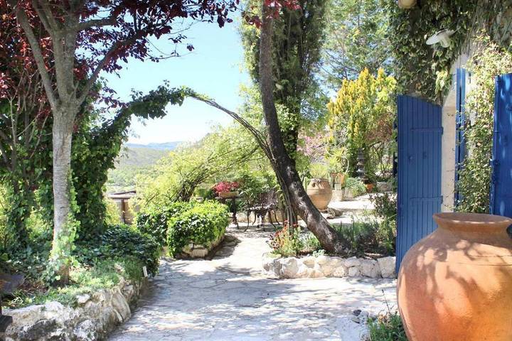 Gîte pour 2 personnes, avec vue ainsi que jardin et piscine à Coursegoules - 3