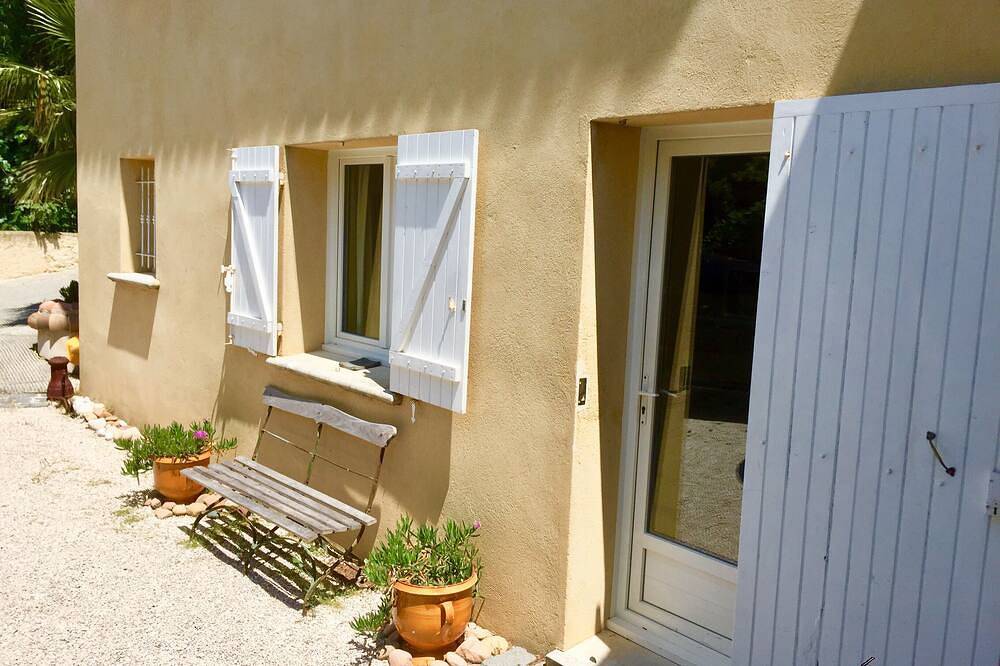 Geheel appartement, Lichte en ruime kamer met een eigen ingang. in Carry-le-Rouet, Istres en omgeving