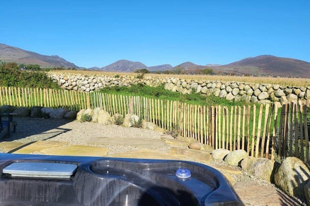 Mountain-View Cabin with Hot Tub in County Down