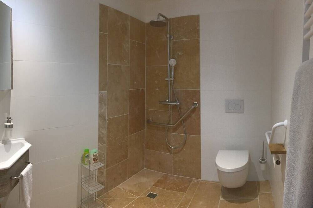 Grd Chambre Xc Sdd privés accès extérieur direct dans réserve naturelle in Saint-Antoine-Cumond, Dordogne