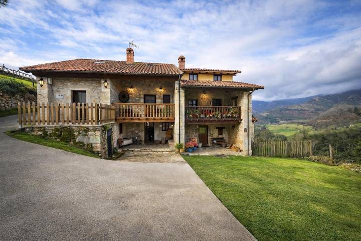 Casa rural para 6 personas, con balcón además de jardín y jacuzzi en Comarca de Oriente