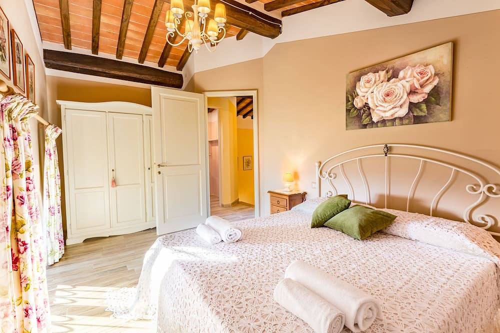 Tuscan Cottage With Private Garden And Panoramic Pool. 1 Km Walk To The Village. in Casole d'Elsa, Provincia de Siena
