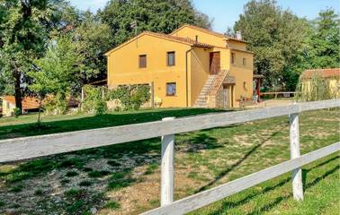 Location de vacances pour 10 personnes, avec jardin et terrasse ainsi que piscine et jacuzzi à Città di Castello