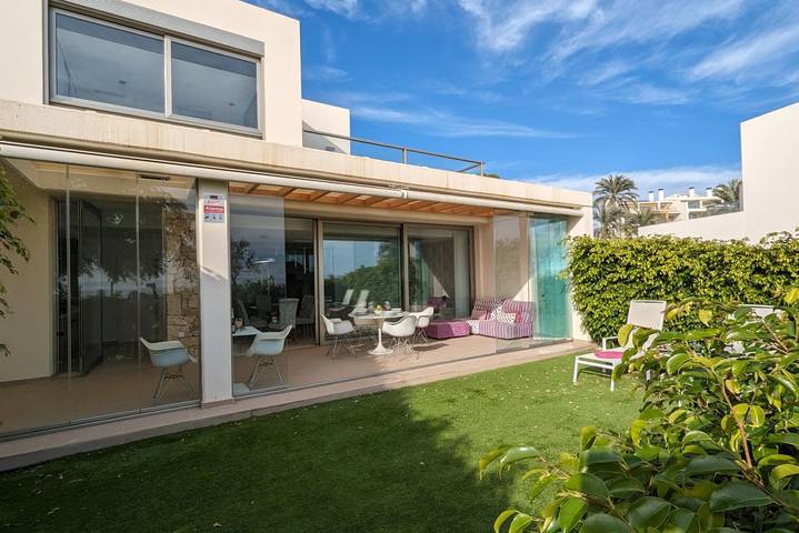 Appartement de vacances pour 6 personnes, avec piscine et jardin ainsi que balcon et vue sur l’océan