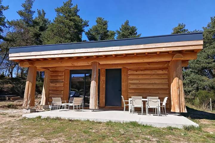 Location de vacances pour 6 personnes, avec jardin à Rocles (Languedoc-Roussillon)