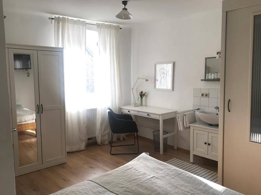 Gästehaus Lurger - Doppelzimmer (15qm) mit kostenfreiem Wlan in Krems an der Donau, Donau Niederösterreich