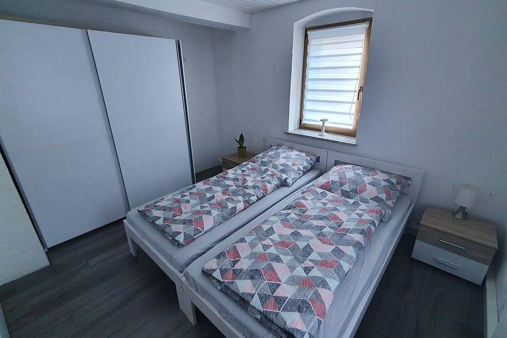 Ganze Wohnung, Modern eingerichtetete Erdgeschoss-Wohnung (60qm) mit Wlan und Gartenmitbenutzung in Geroldsgrün, Landkreis Hof
