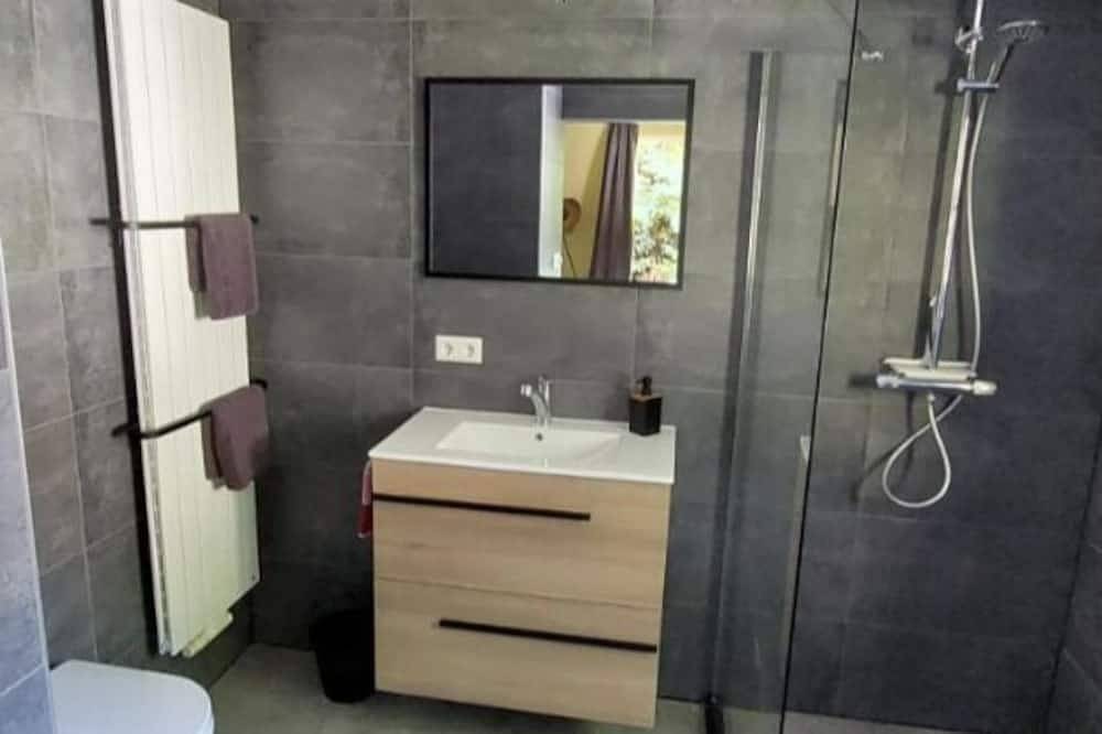 The yellow room for 2 with private entrance and a spacious walk-in shower. in Ijsselmeer