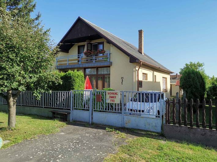 Ferienhaus für 6 Personen, mit Balkon und Garten