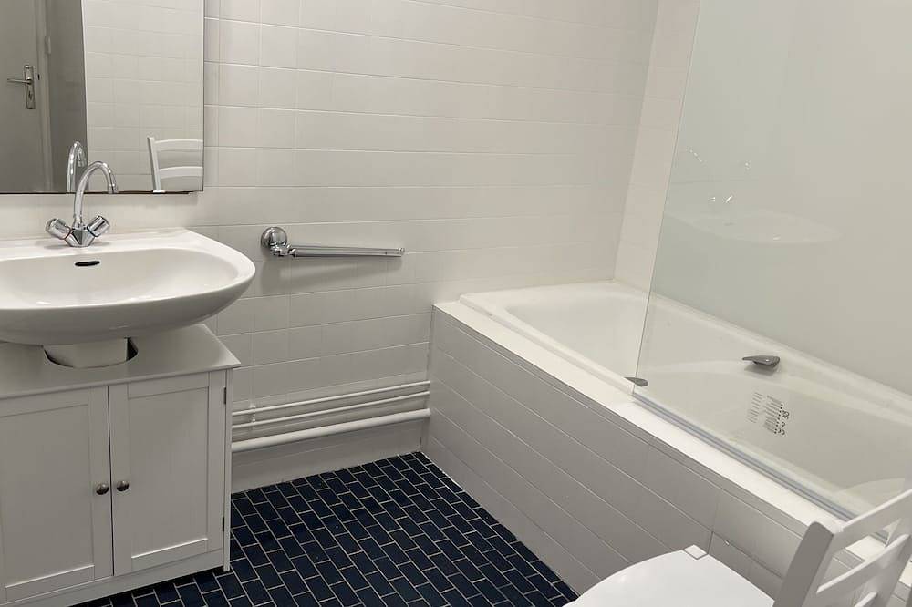 Apartamento entero, Appartement T4 - 80m2 - Meublé - Centre Ville - Proche Thermes in Lons-le-Saunier, Jura