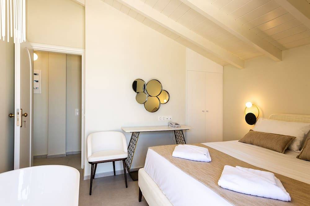 Villa en bord de mer avec piscine chauffée, service en chambre et kiosques privés à la plage! in Bali (Crète), Région de Réthymnon