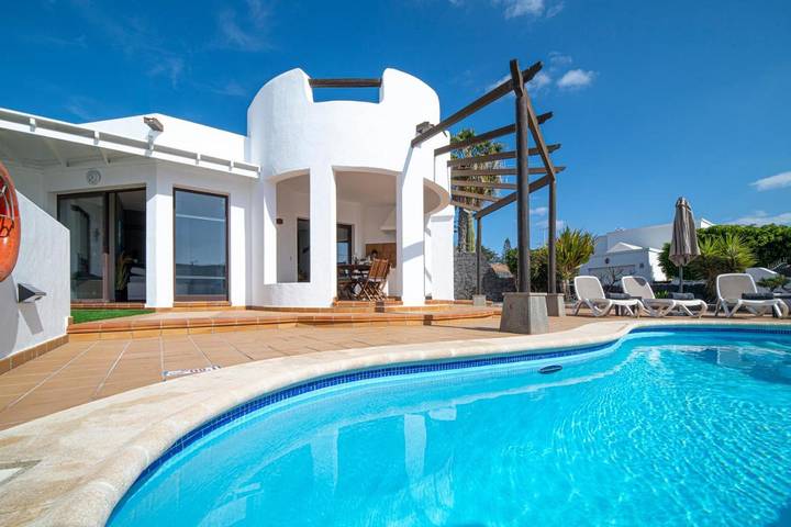 Villa for 4 people, with view and garden as well as pool, with pets in Lanzarote