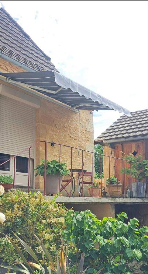 Location de vacances pour 2 personnes, avec jardin ainsi que vue et terrasse à Excideuil - 2