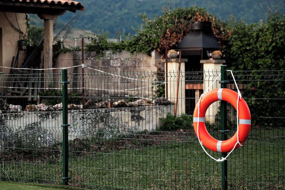 Large house with swimming pool and barbecue in the mountains, dogs allowed. in Harana, Cordillera Cantábrica