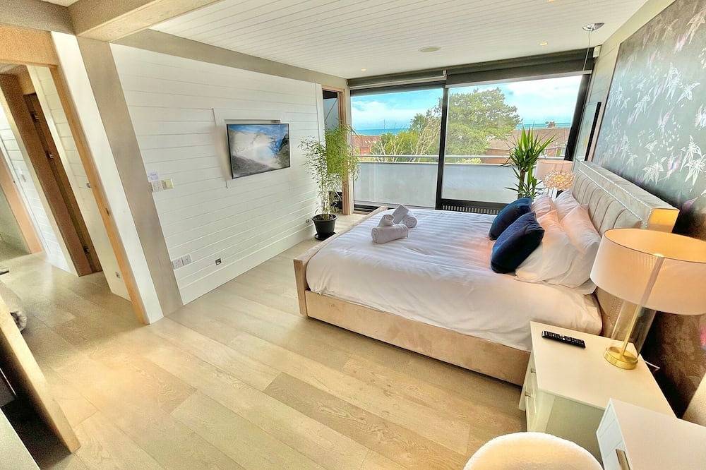 Entire apartment, The Beach Hytte - Stunning Sea View Penthouse in Bournemouth, South West England