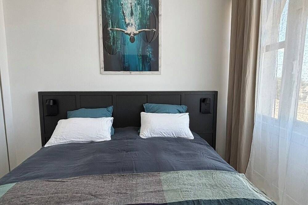 Ganze Wohnung, 2-bed apartment with private terrace - 50m from beach and Gr34. Dogs welcome. in Carantec, Ceinture Dorée