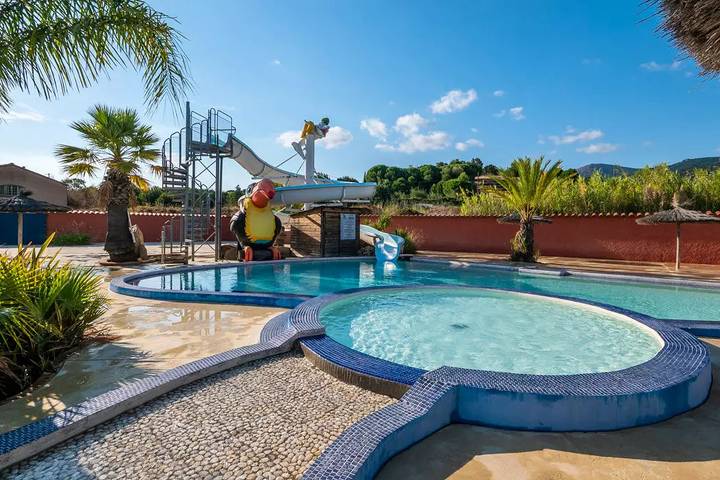 Camping pour 6 personnes, avec terrasse ainsi que piscine et sauna à Argelès-sur-Mer - 2
