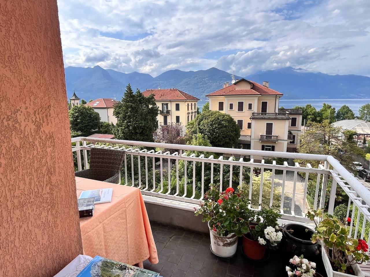 Apartamento entero, Casa Verdi" am See, nur einen Steinwurf vom Stadtzentrum entfernt in Luino, Comune di Luino