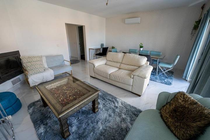 Casa de vacaciones para 8 personas, con vistas además de jardín y piscina, Se admiten mascotas en Alcabideche