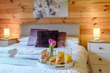 Cabin for 6 Guests in Sherwood Forest, Nottinghamshire, Picture 2