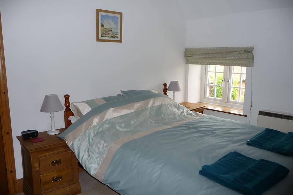 Brick and flint pet friendly cottage a short walk to sandy beach and pub in Holme-next-the-Sea, Norfolk Coast