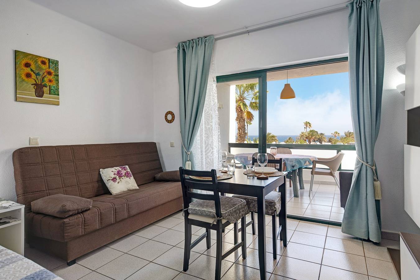 Entire studio, Vacation Apartment 'Al Sole Studios Playa Roca' with Sea View, Shared Pool and Wi-Fi in Playa Bastián, Teguise