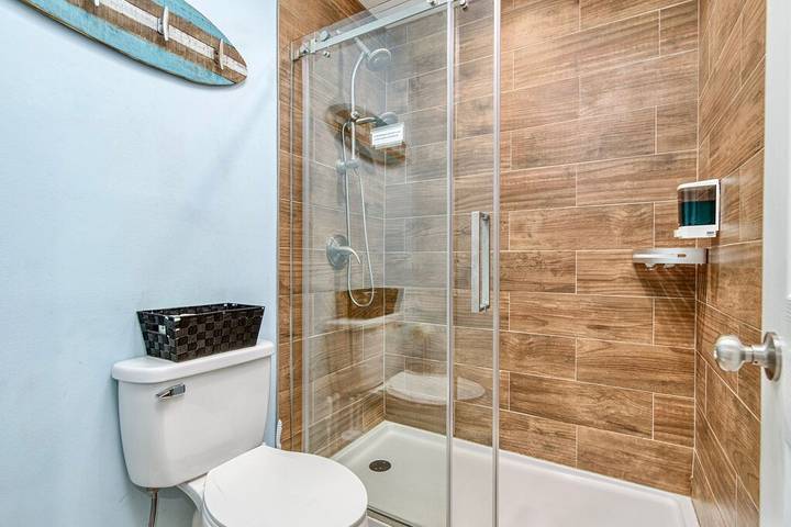 Vacation house for 16 people, with yard and hot tub, with pets the Florida Panhandle