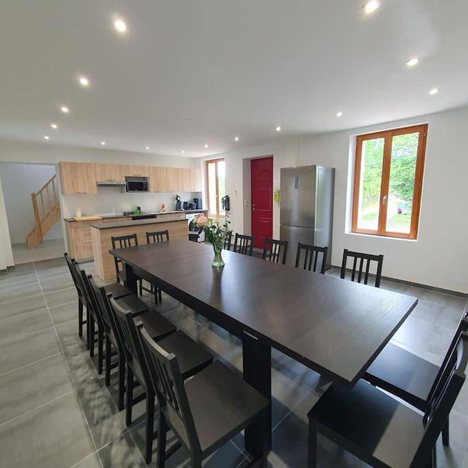 Gîte pour 14 personnes, avec Terrasse et Jardin à Bressolles