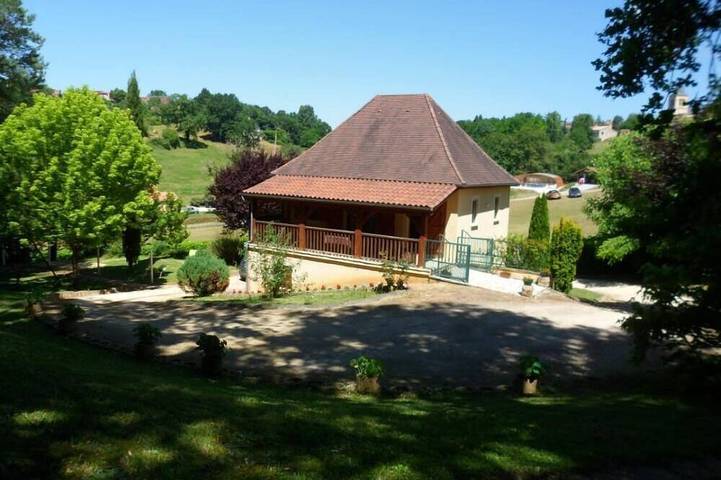 Location de vacances pour 7 personnes, avec jardin et terrasse à Saint-Martial-de-Nabirat