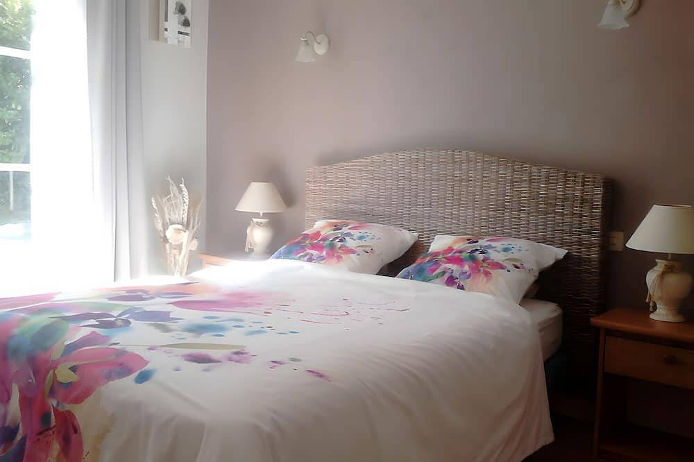 Bed and Breakfast 'Chambre D'hôtes D'Evelyne - Iris' with Shared Terrace, Shared Garden and Wi-Fi in Pluneret, Côte des Mégalithes