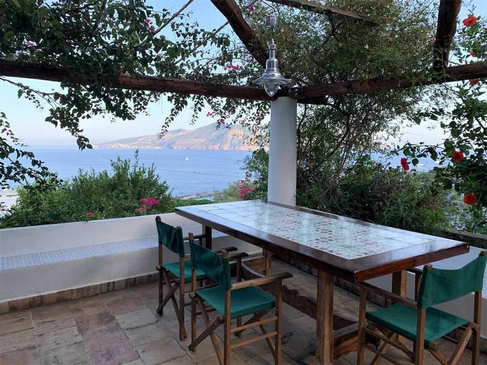 Location de vacances pour 4 personnes, avec Terrasse ainsi que Jardin et Vue à Santa Marina Salina