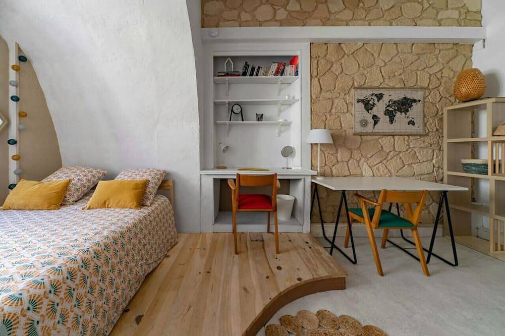 Entire apartment, Le Studio des Moulins in the heart of town in Cusset, Vichy region