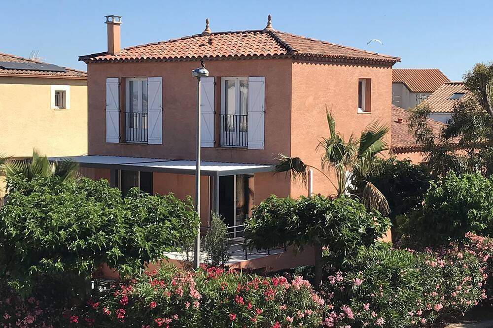 3mn walk from the beach, Villa 5 bdrms in private residence between Sea and Pond in Frontignan, Côte d'Améthyste