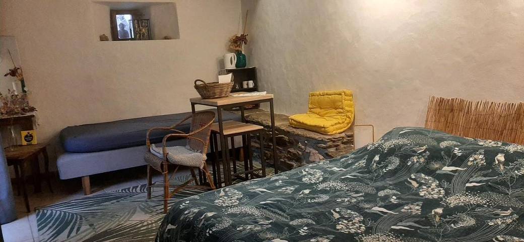 Chambre d’hôte pour 2 personnes, avec piscine et jardin ainsi que vue et sauna à Sablières