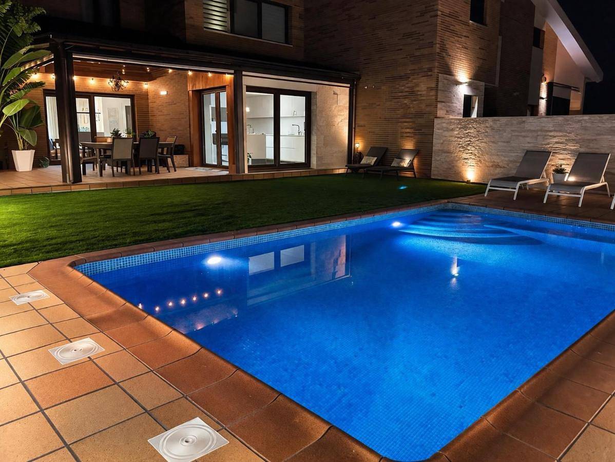 Villa Preciosa con picina cerca de la playa in Villanueva y Geltrú, Garraf