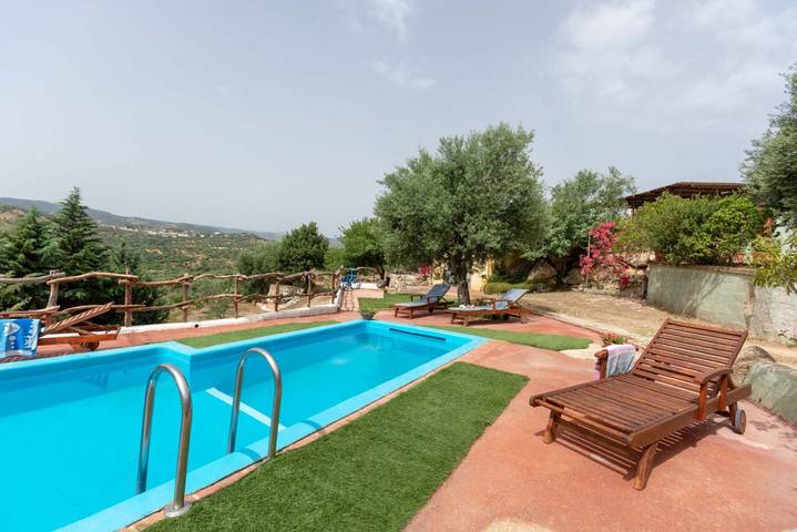 Casa vacanza per 6 persone, con Balcone/Terrazza e Giardino nonché Piscina a Oliena