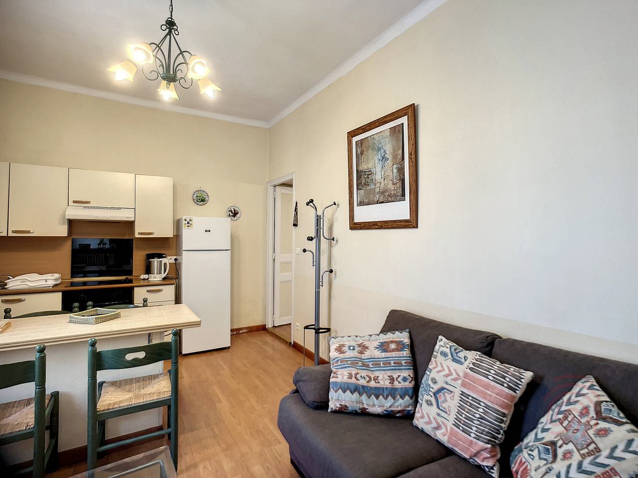 Appartement entier, Bel F2 lumineux avec terrasse privée, à 5 min des Thermes et cœur de ville, animaux acceptés in Lamalou-les-Bains, Région de Béziers