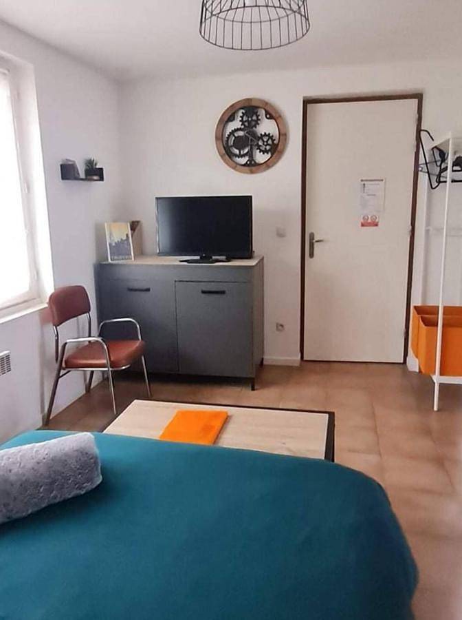 Appartement entier, One-Bedroom Apartment in Saint-Julien-les-Villas, Aube